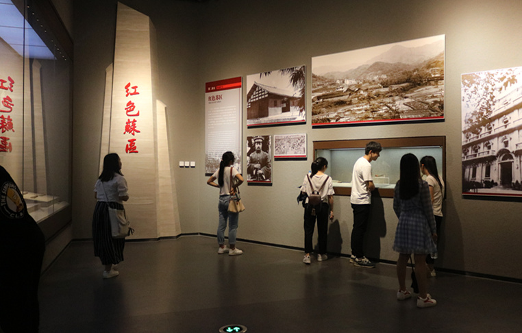 图为 大学生党员参观学习现场