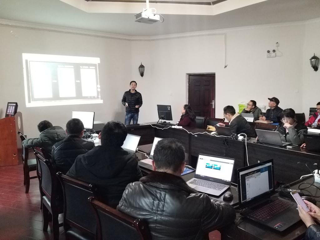 图为段老师在授课