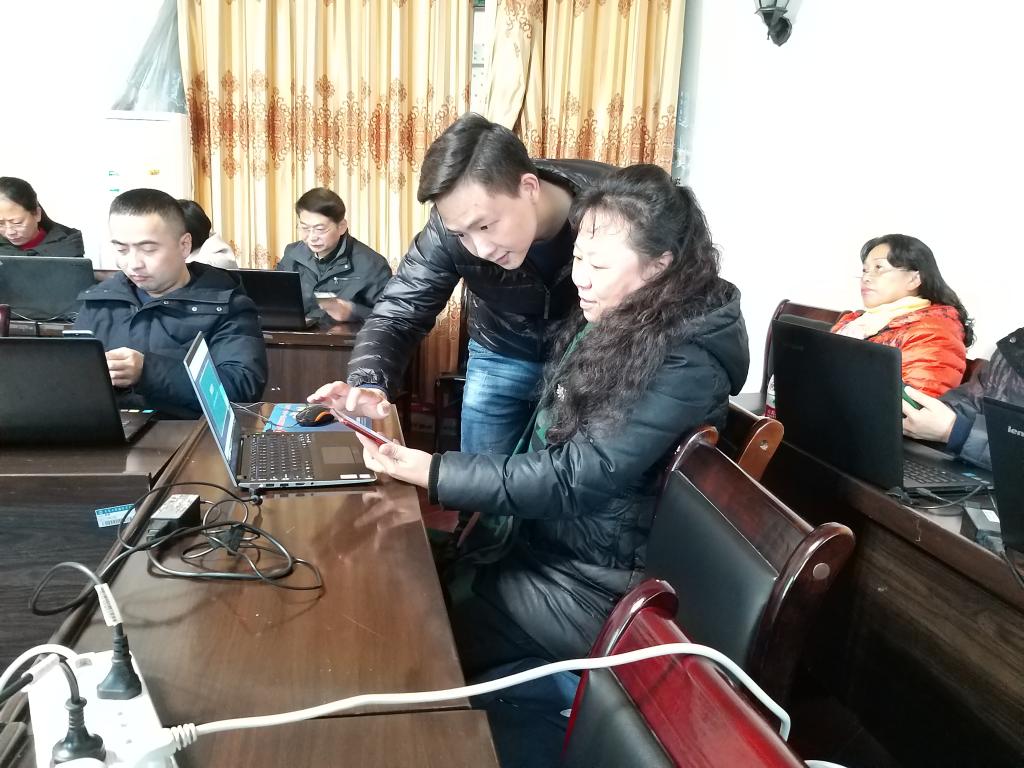 图为段老师在耐心指导图为段老师在耐心指导